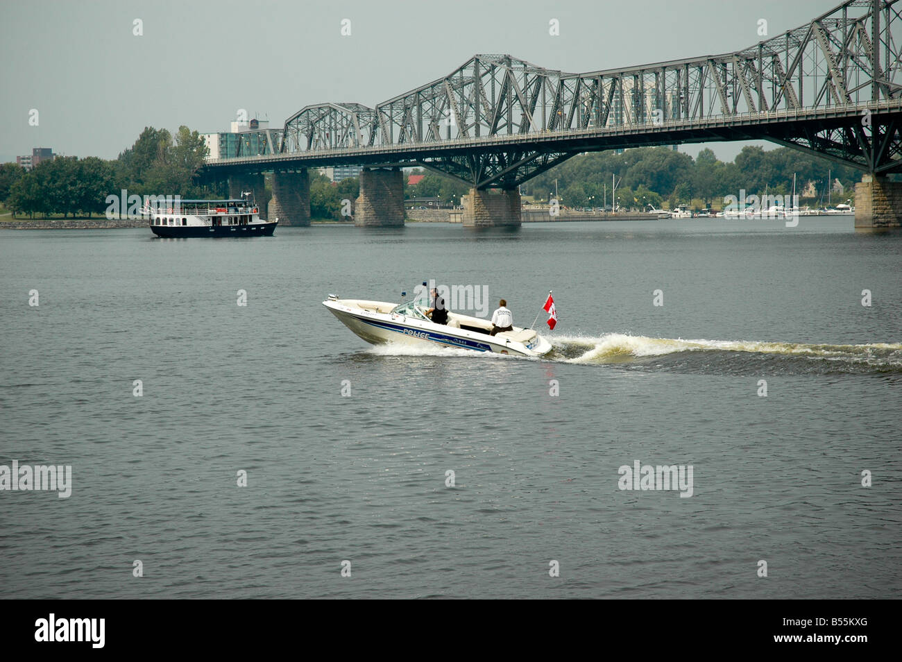 Ein Streifenwagen Geschwindigkeiten entlang des Ottawa-Flusses. Stockfoto