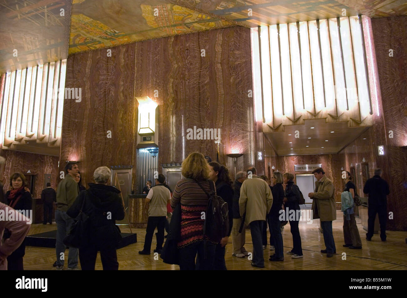 Besucher der Art-deco-Lobby des Chrysler Building in New York Stockfoto