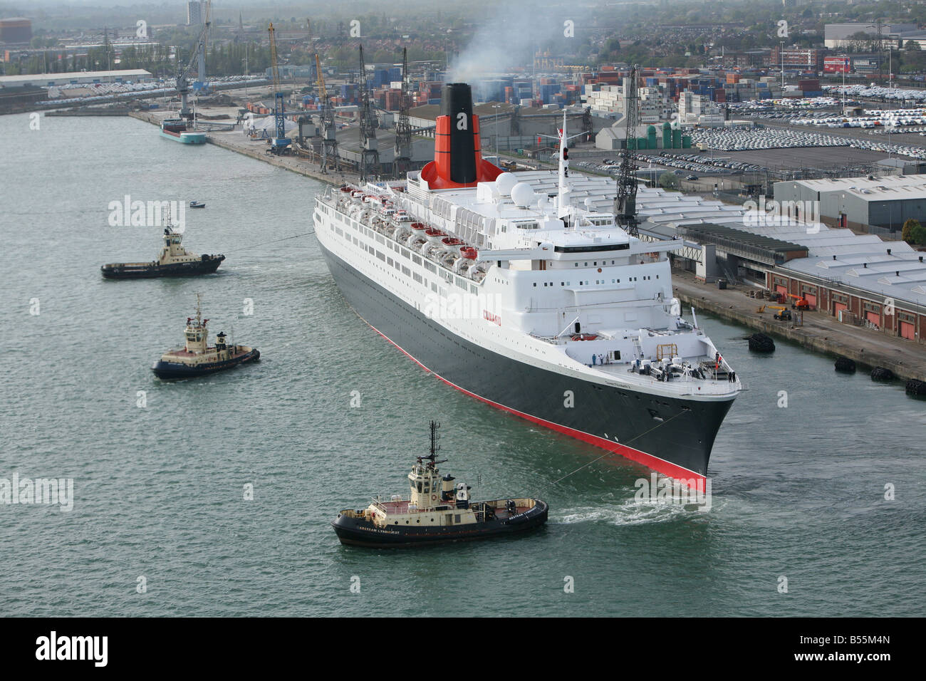 Queen Elizabeth 2 QE2 verlassen den Hafen von Southampton auf ihre letzte Weltreise vor in ein Hotel umgewandelt. Stockfoto Queen Elizabeth 2 QE2 verlassen den Hafen von Southampton auf ihre letzte Weltreise vor in ein Hotel umgewandelt. Stockfoto