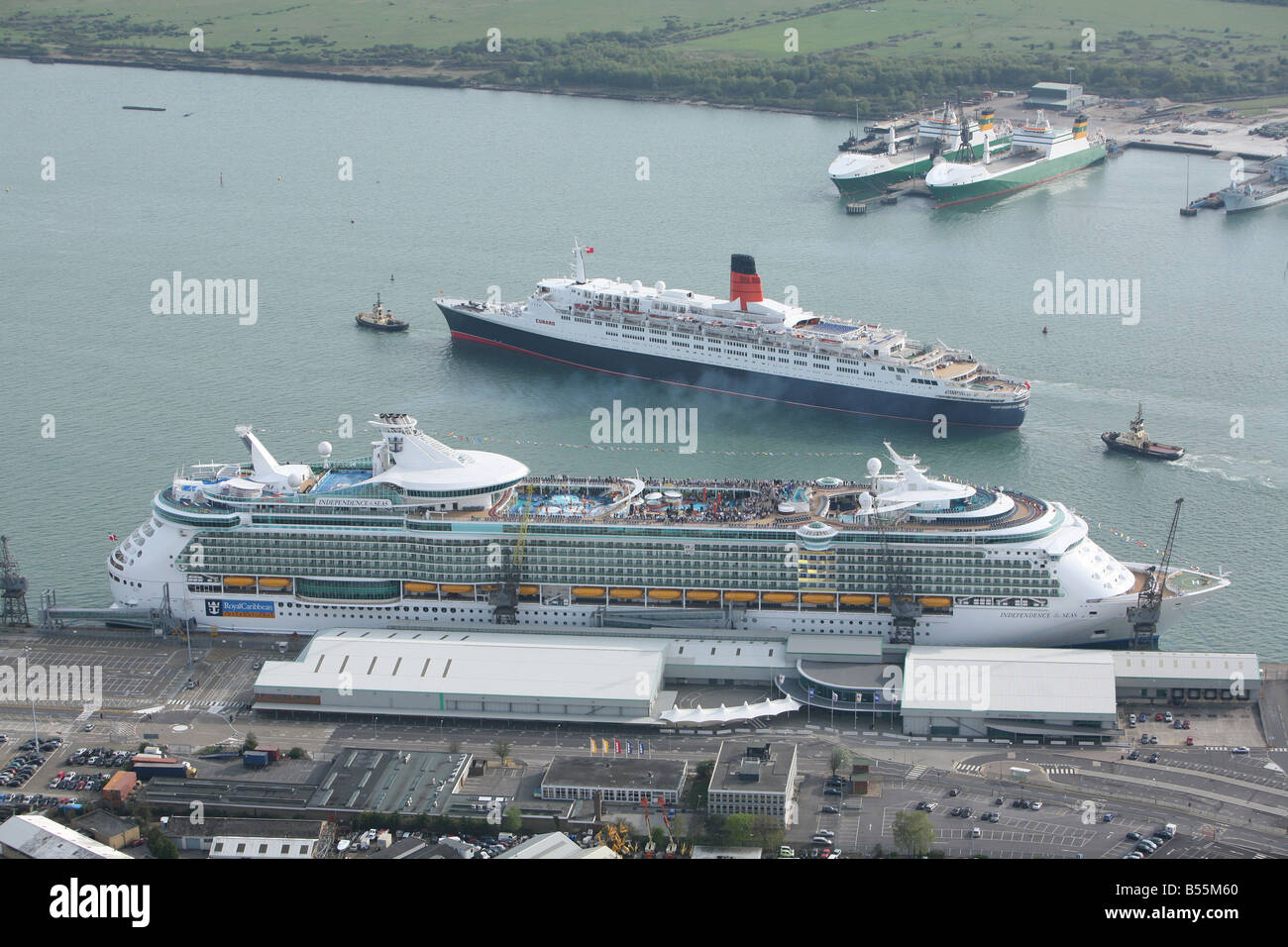 Queen Elisabeth 2 (QE2) übergibt Unabhängigkeit der Meere auf dem Weg aus Southampton Docks. Stockfoto