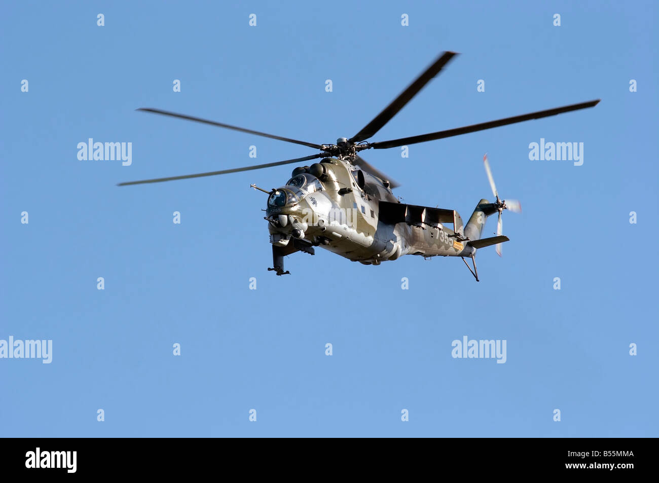Schuss der fliegenden Angriff Hubschrauber - Kampfhubschrauber - Streitkräfte - Aircraft Bewaffnung - Modell des Hubschraubers - MI 24V, mi35 Stockfoto