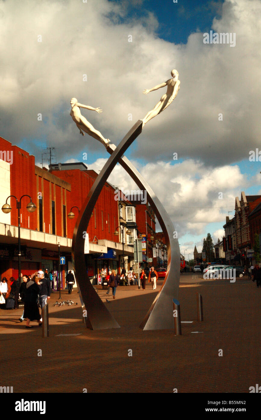 Eine Statue zum Gedenken an die Wissenschaftler Francis Crick und seine Rolle für das Verständnis der DNA, gegen ein strahlend blauer Himmel Stockfoto