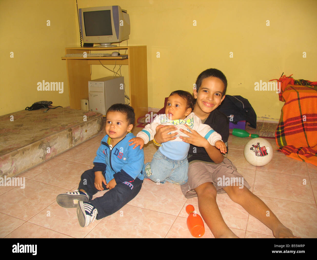 Drei glückliche Cousins in Sepetiba, Rio De Janeiro, Brasilien (Três Primos Felizes, Em Sepetiba, Rio De Janeiro, Brasilien) Stockfoto