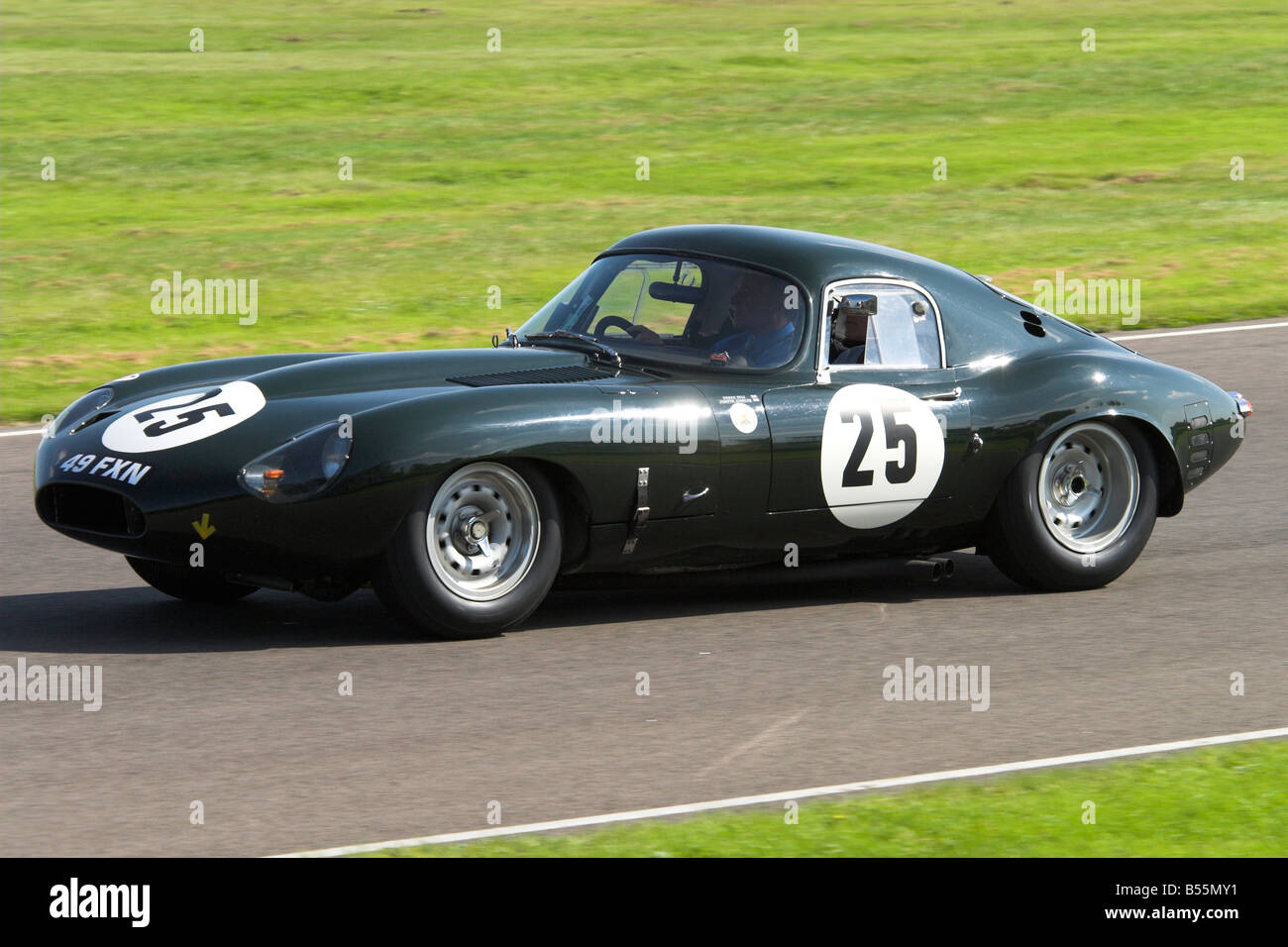 Jaguar e type racing car -Fotos und -Bildmaterial in hoher Auflösung ...