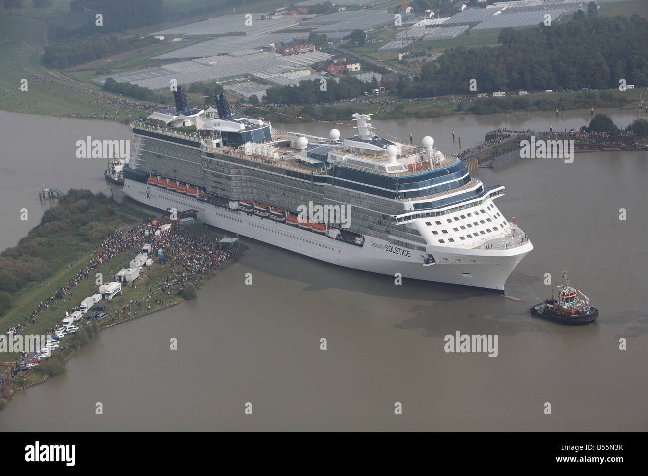 Kreuzfahrtschiff, die Celebrity Solstice bei der Meyer Werft-Werft verschoben wird, wo sie sich auf den Fluss Emms gebaut wurde. Stockfoto