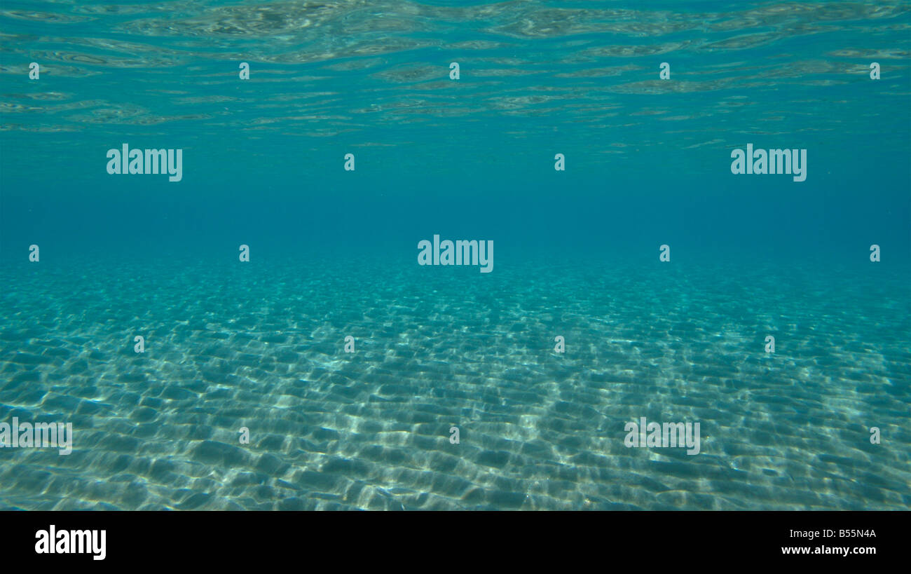 blaues Wasser in flachen sandigen Meeresboden Stockfoto