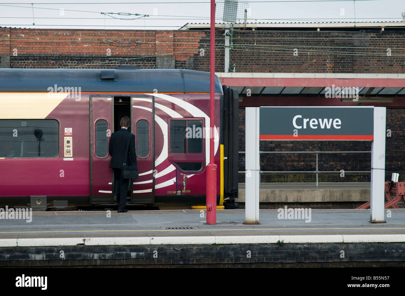 Zug am Bahnsteig Bahnhof Crewe warten Stockfoto