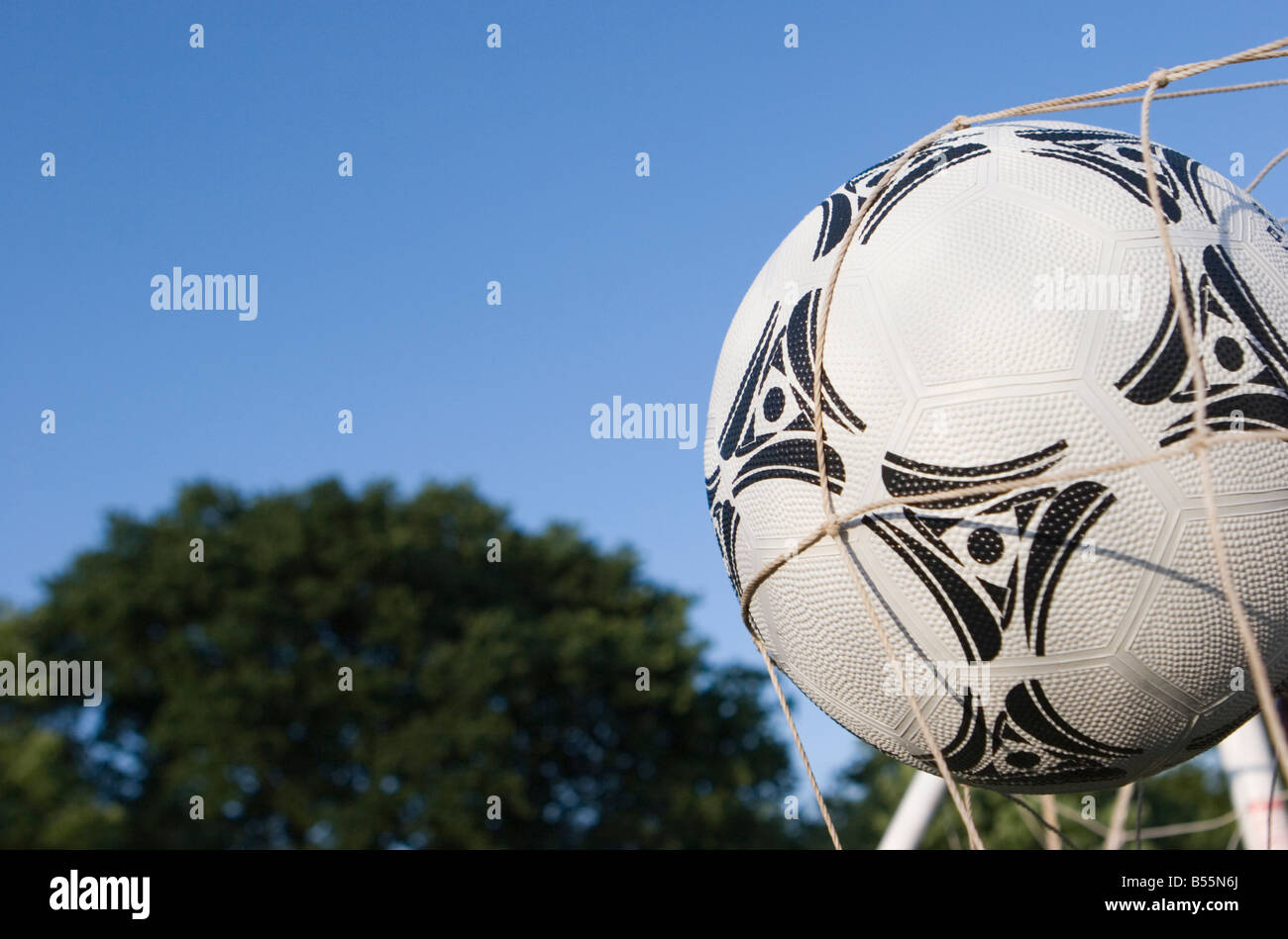 Fußball in einem ein Ziel netto Stockfoto