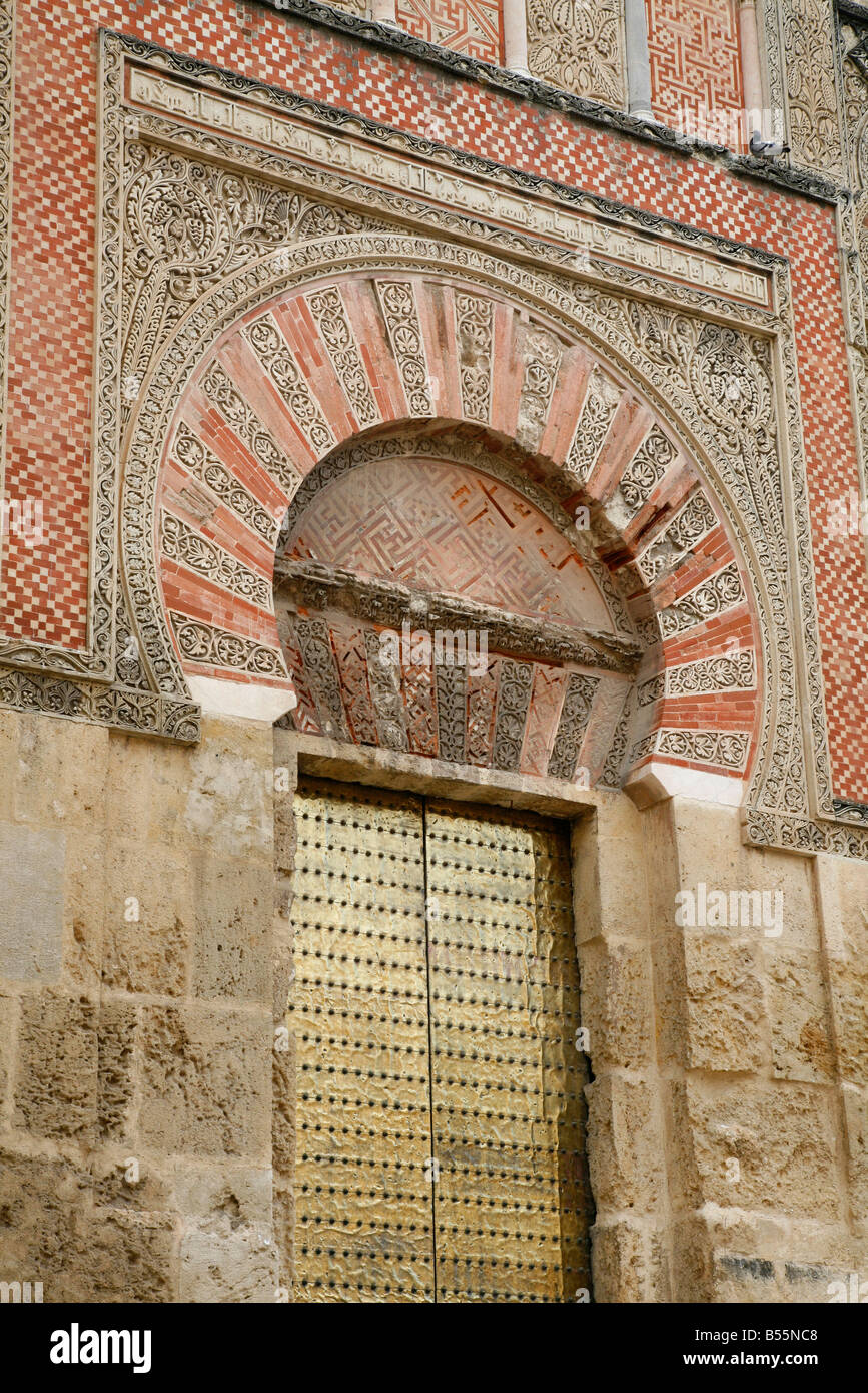 Dekorative Gold gefärbt Stud Metalltür auf Westfassade des äußeren Moschee von Córdoba Stockfoto Dekorative Gold gefärbt Stud Metalltür auf Westfassade des äußeren Moschee von Córdoba Stockfoto