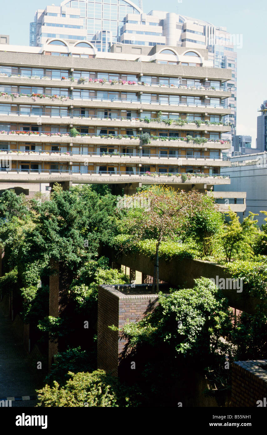 Barbican Centre, City of London, Blick auf Gärten und Mountjoy House. Stockfoto