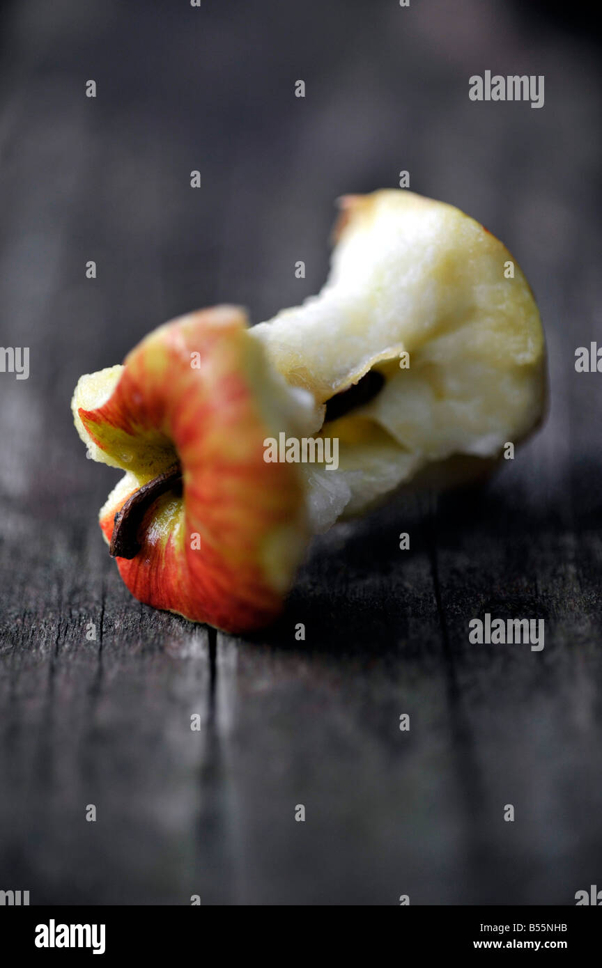 halb gegessen Apple core auf hölzernen Gartentisch außerhalb Stockfoto