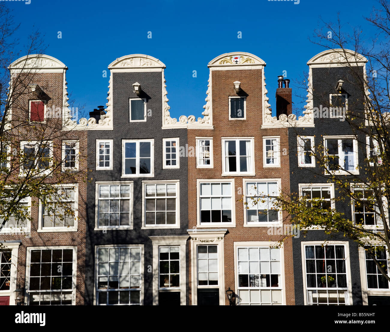 Detail der Satteldächer auf alten historischen Häuser in Amsterdam Niederlande 2008 Stockfoto
