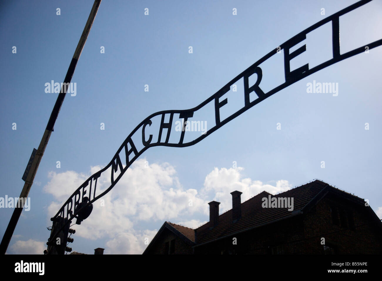 Der berühmt-berüchtigten Schriftzug "Arbeit Macht Frei" (= "Arbeit bringt Freiheit") über dem Eingangstor im ehemaligen KZ Auschwitz Stockfoto
