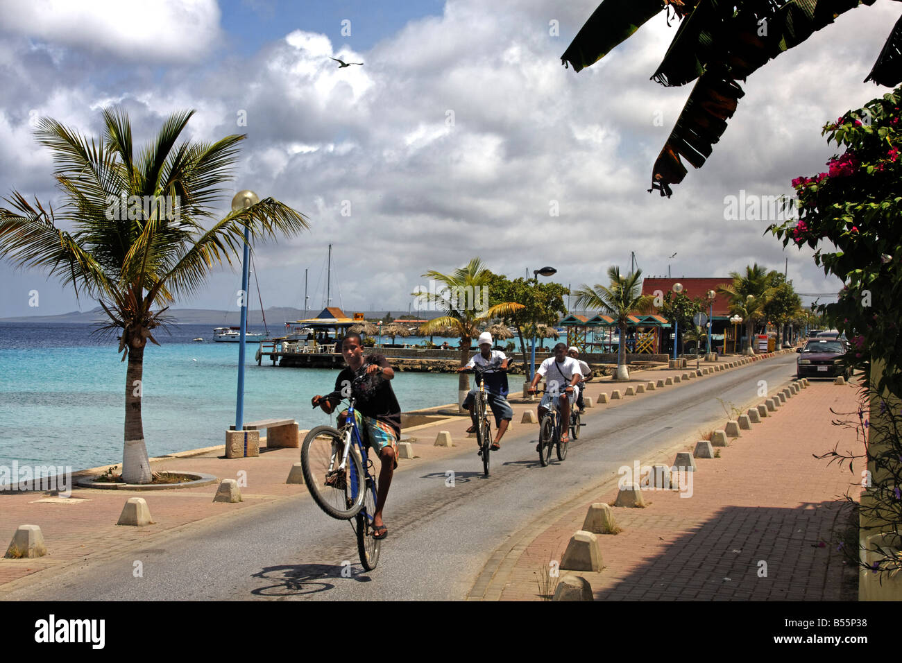 Antillen Bonaire Kralendijk einheimische Kinder mit Fahrrädern Promenade Stockfoto