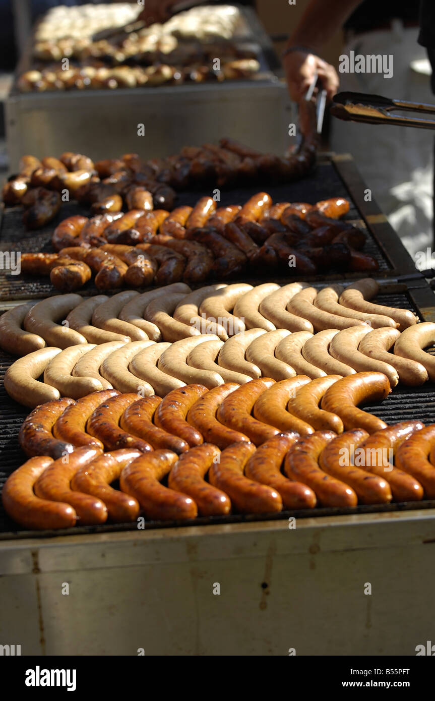 Würstchen Hotdogs und Würstchen gegrillt auf einem großen Outdoor-Grill Stockfoto