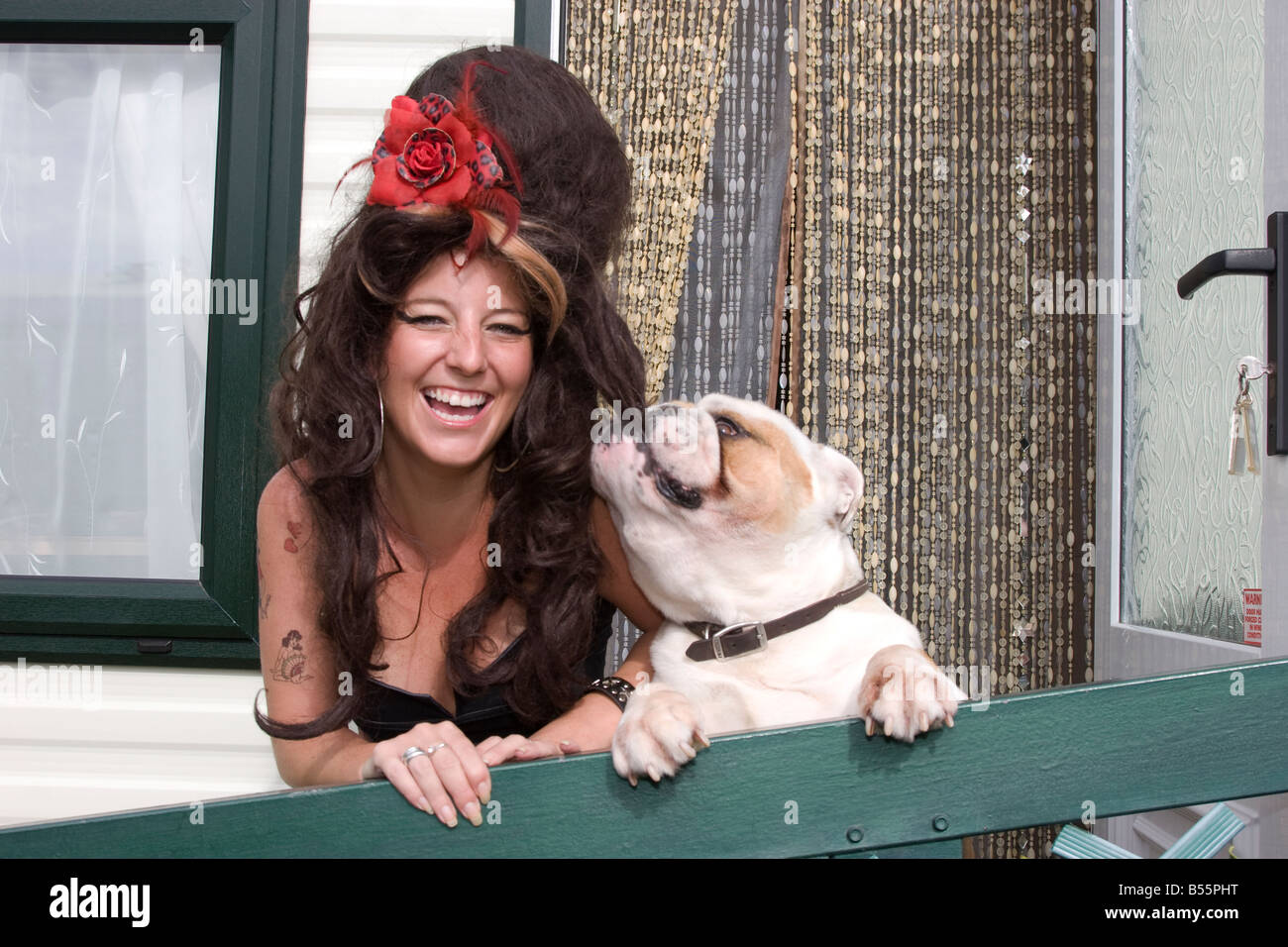 Amy Winehouse Doppelgänger Imitator mit Hund ihr Haar grabbing Stockfoto