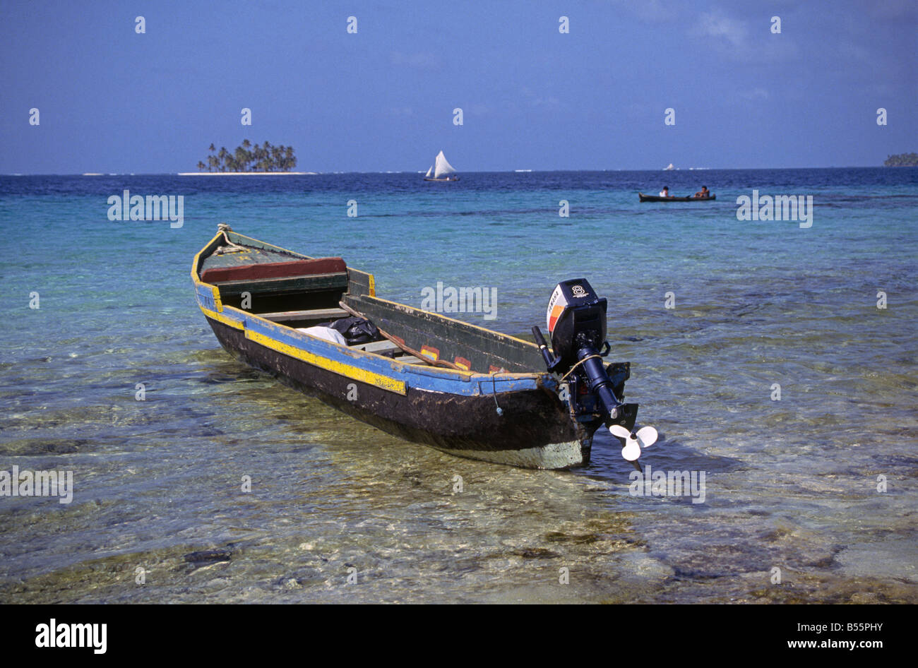 Ein Cuna Kuna indische handgemachte hölzerne Angelboot/Fischerboot sitzt auf einem Riff in den San Blas Inseln, Venezuela. Stockfoto