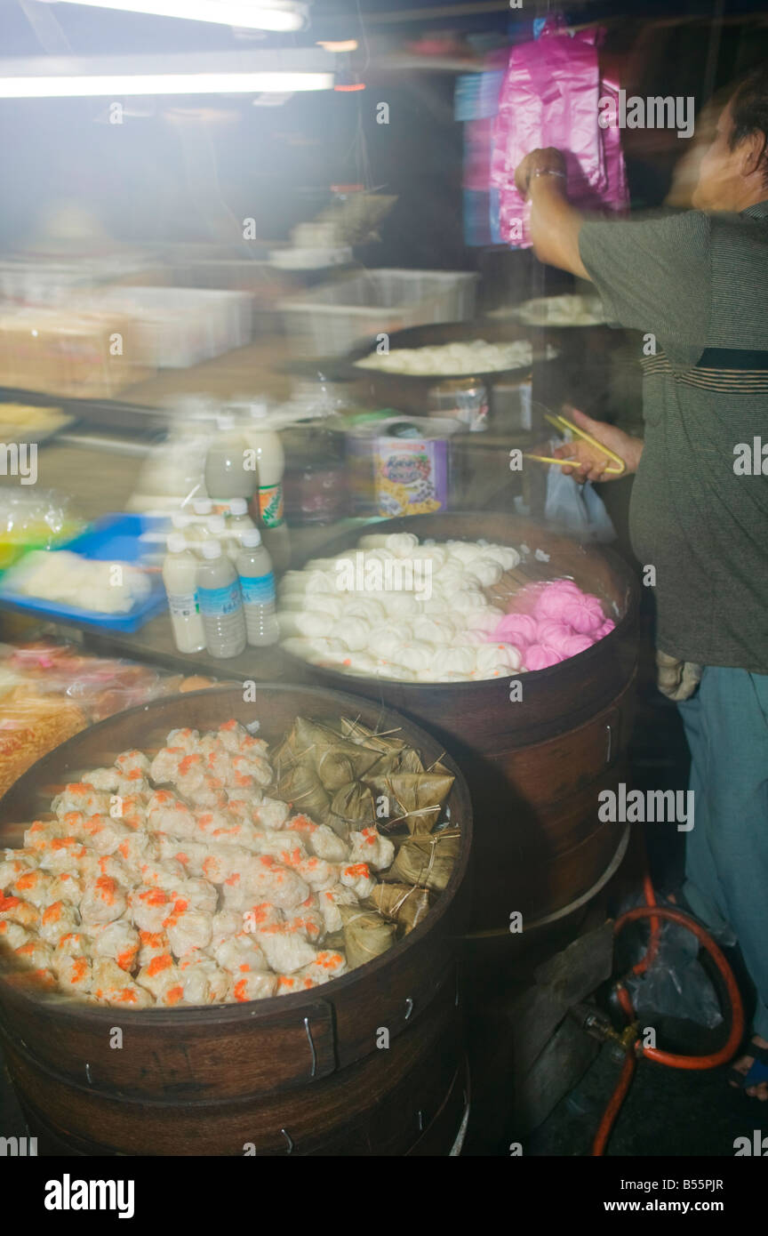 Chinesische Dim-Sum-Snacks in einem Stall in der Nachtmarkt in Sibu Sarawak Malaysia dämpfen Stockfoto