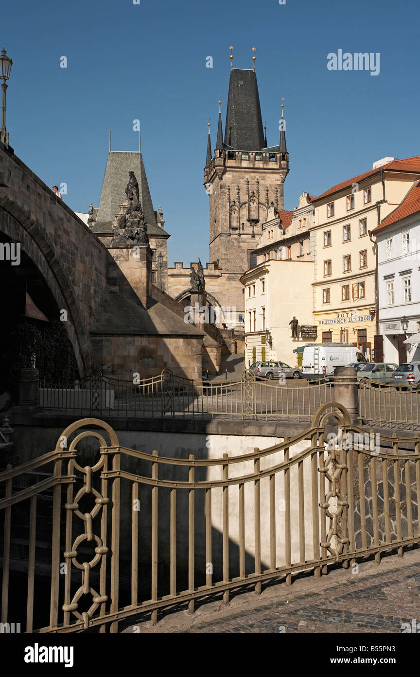 Prag-Seite der Charles Brücke in Richtung der kleinen Viertel Bridge Tower und die drei Strauße Stockfoto
