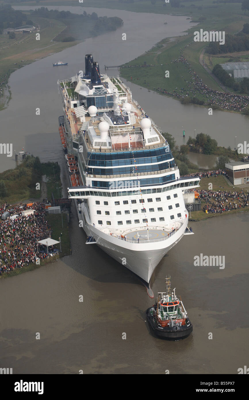 Kreuzfahrtschiff, die Celebrity Solstice bei der Meyer Werft-Werft verschoben wird, wo sie sich auf den Fluss Emms gebaut wurde. Stockfoto
