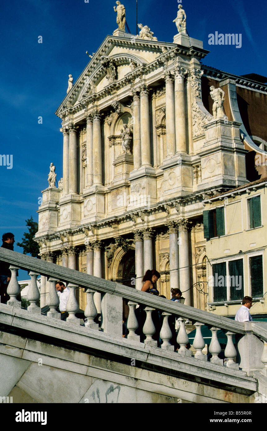 Venedig, Brüstung der Ponte Degli Scalzi & Detail der Fassade von Santa Maria de Nazareth, auch bekannt als Gli Scalzi Stockfoto