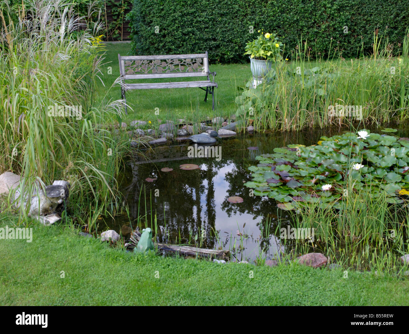Garten Teich mit Sitzbank Stockfoto