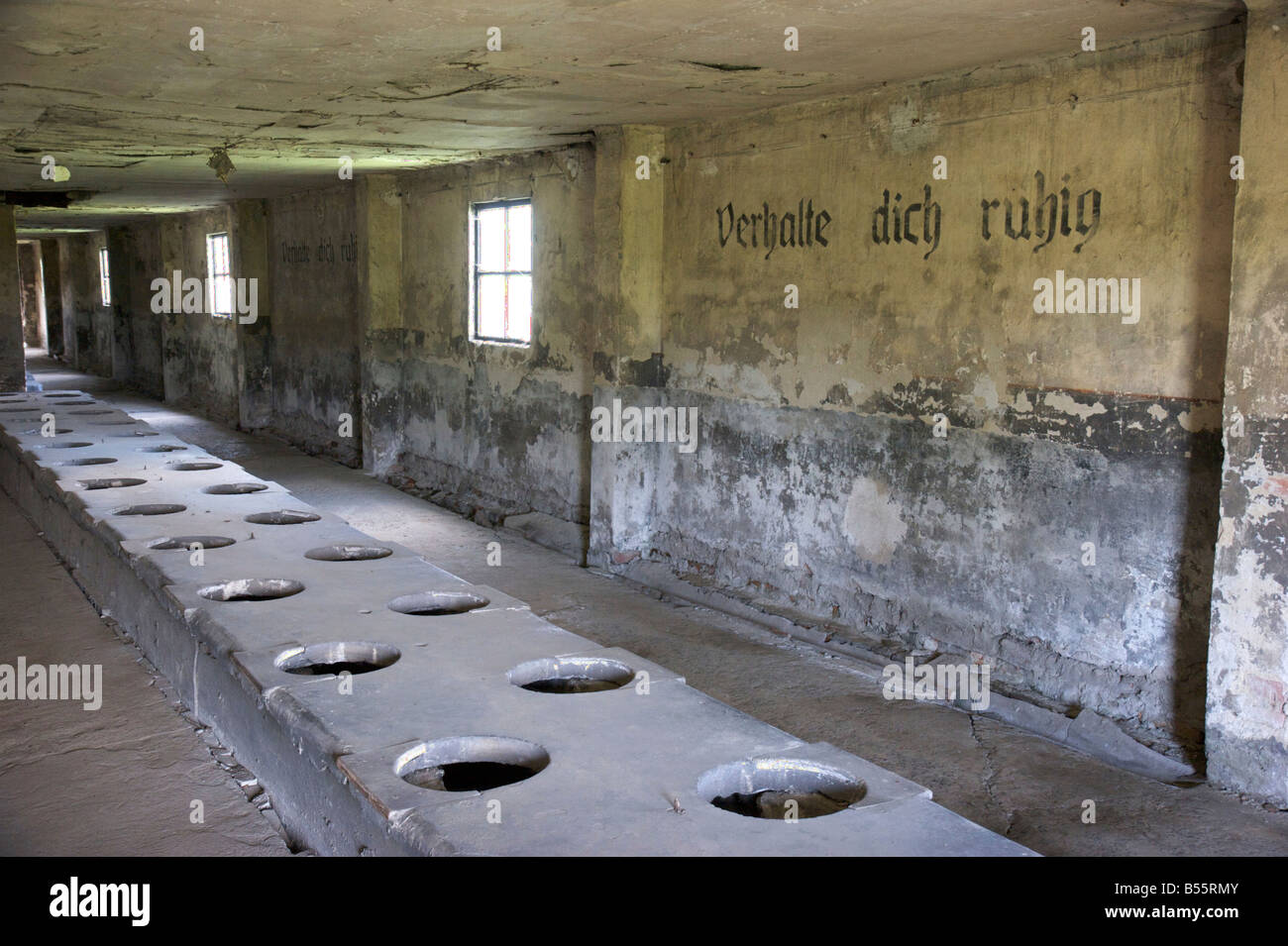 Masse WC Baracke mit Inschrift "Verhalte Dich Ruhig" im ehemaligen KZ Auschwitz II (Birkenau) Stockfoto