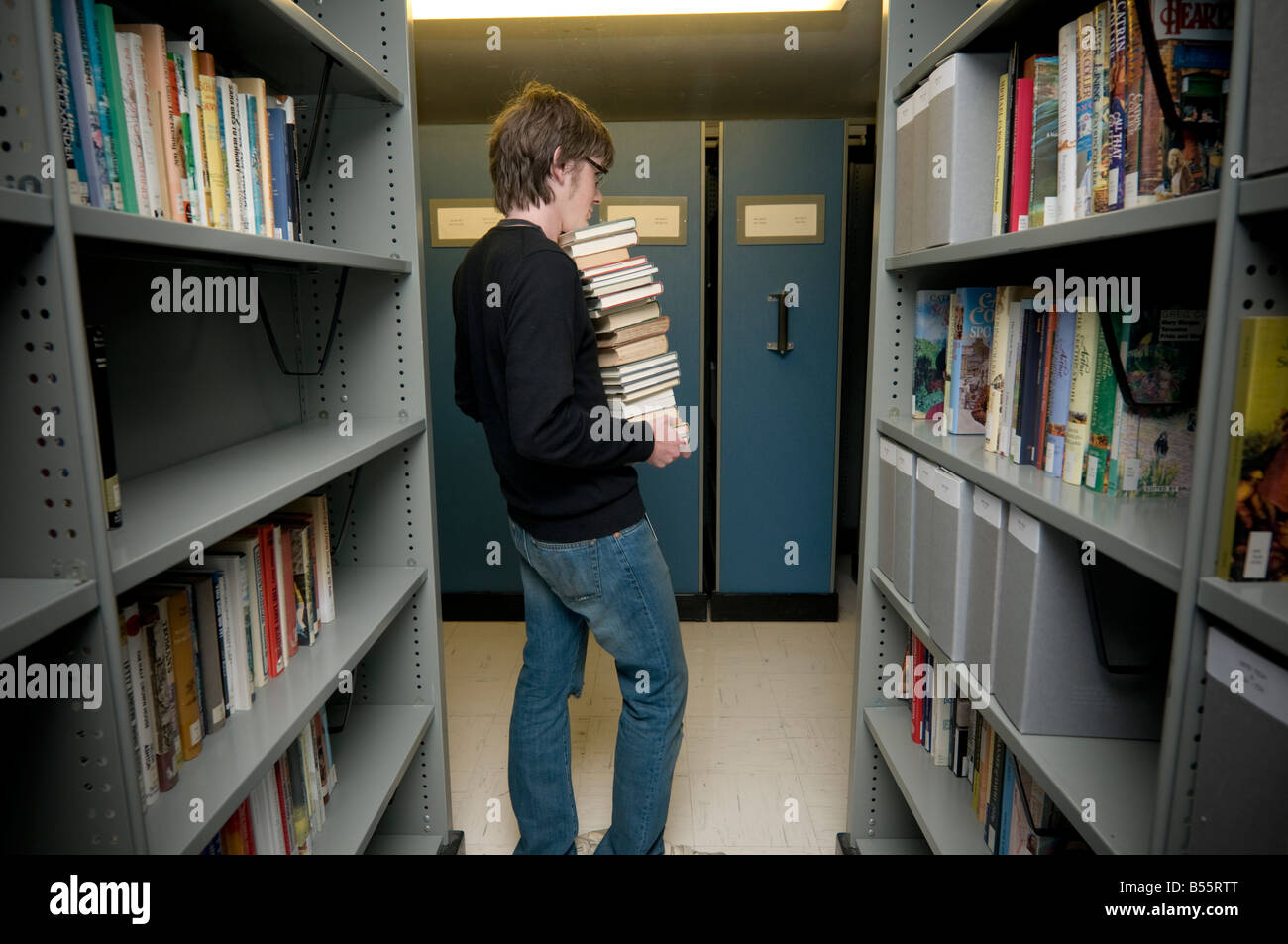 Man sammelt Bücher aus dem Archiv der nationalen Bibliothek von Wales Aberystwyth, nehmen sie gescannt und digitalisiert werden Stockfoto