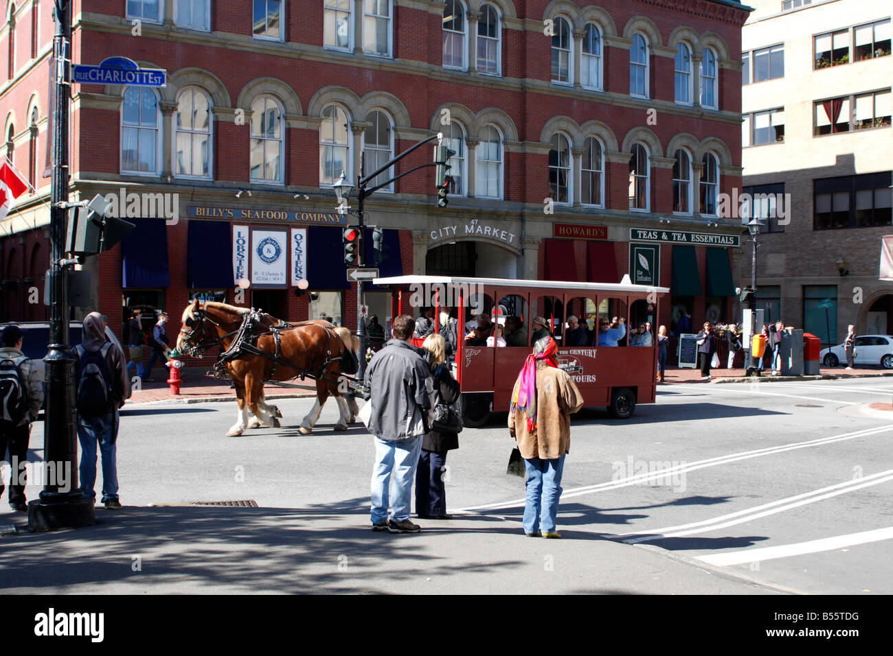 Hinteren Eingang City Market in Saint John, New Brunswick, Kanada mit Touristen und Pferd gezogenen Wagen Stockfoto