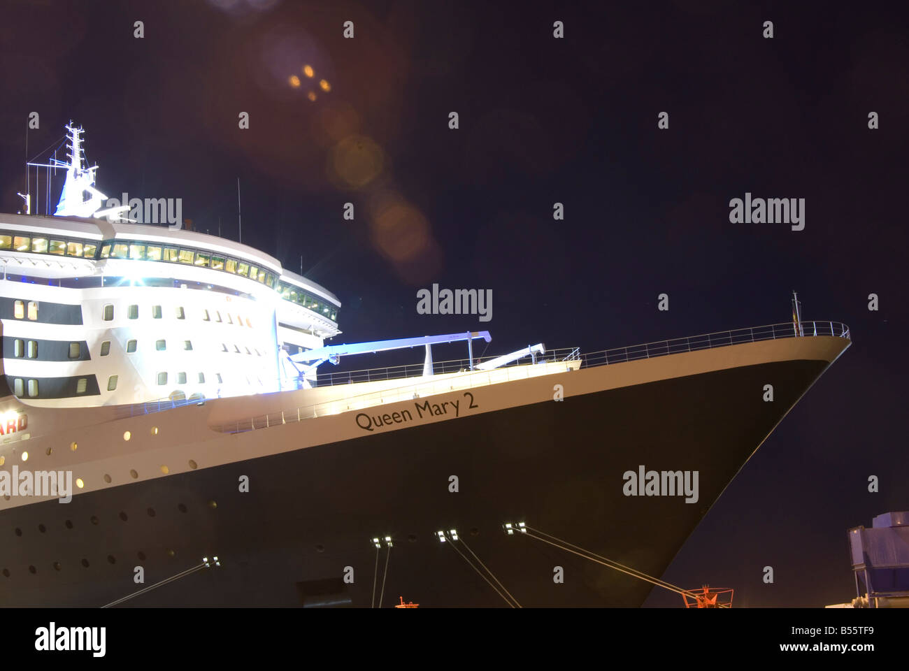 Ein Bild des Bogens von der Queen Mary 2 verankert am Southampton Stockfoto