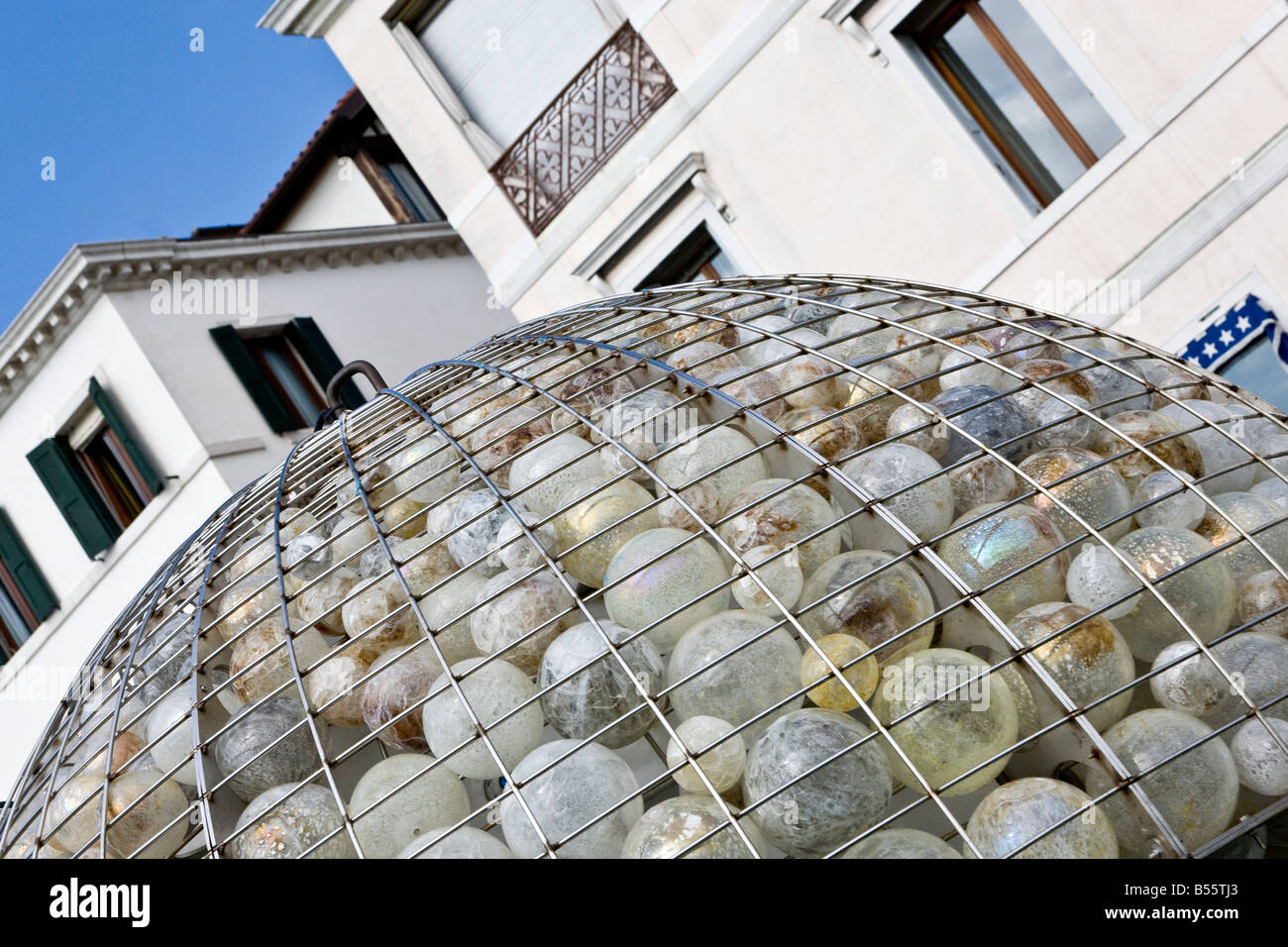 Moderne Kunst-Installation am Busbahnhof San Marco Venedig Wasser Venedig Veneto Italien Europa EU Stockfoto