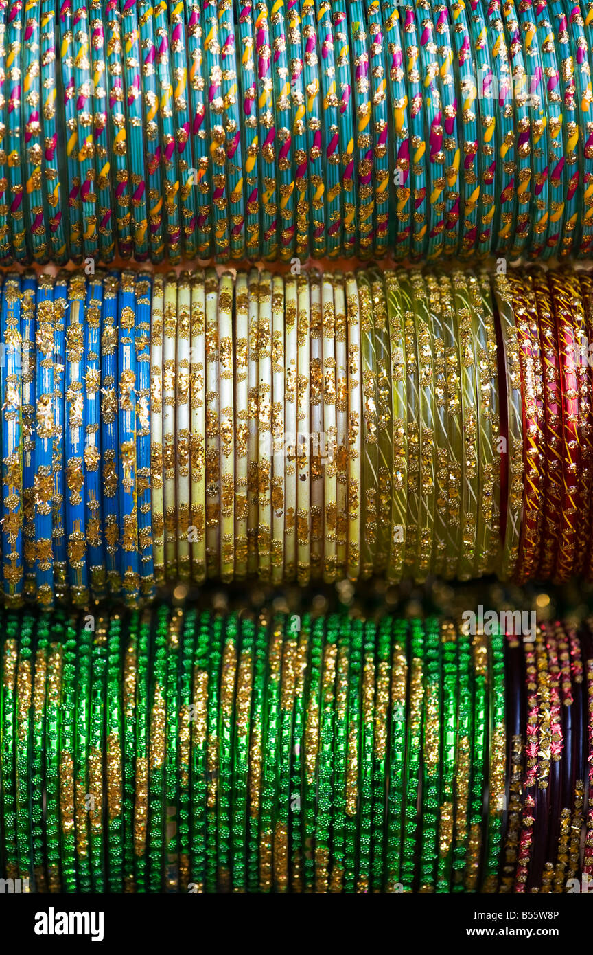 Indien-Glas-Armreifen auf einem Gestell Stockfoto