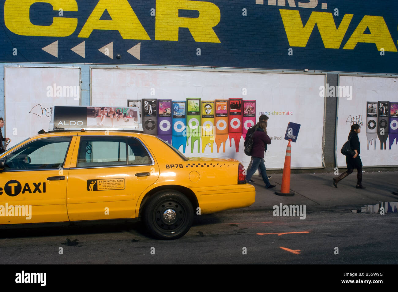 Ein Plakat für den jüngsten Apple Computer Nano iPod ist im trendigen West Chelsea Gallery District in New York gesehen. Stockfoto
