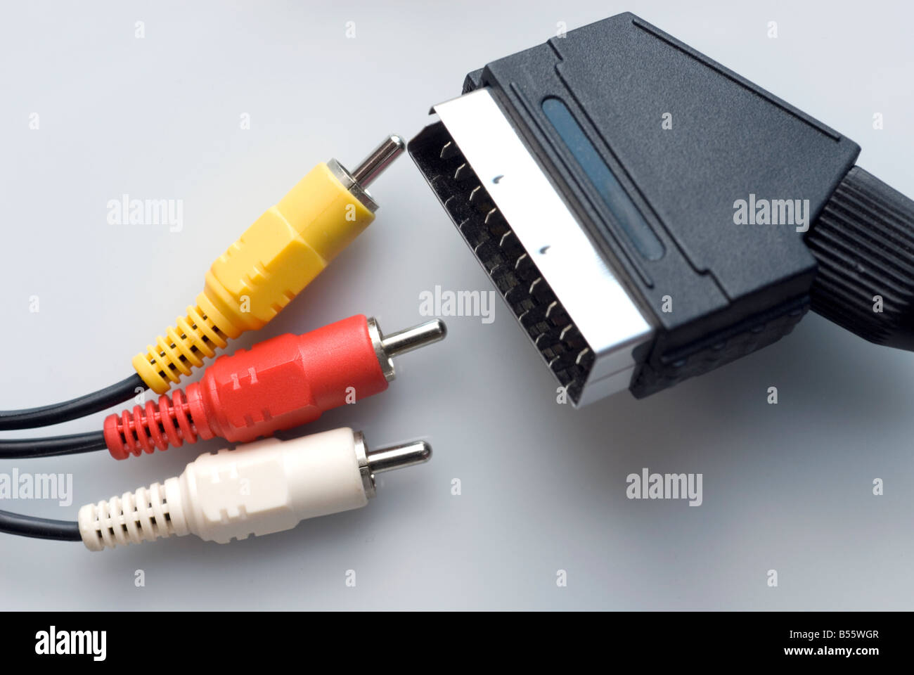 Scart mit Cinch-Steckern auf weißem Hintergrund führen. Stockfoto