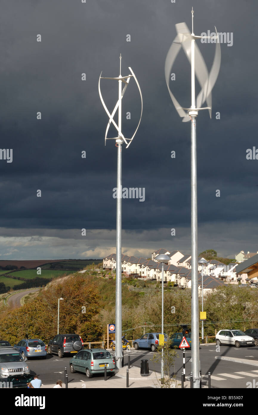 Vertikale Achse Windkraftanlagen außerhalb Sainsburys Supermarkt in Dartmouth Devon Stockfoto