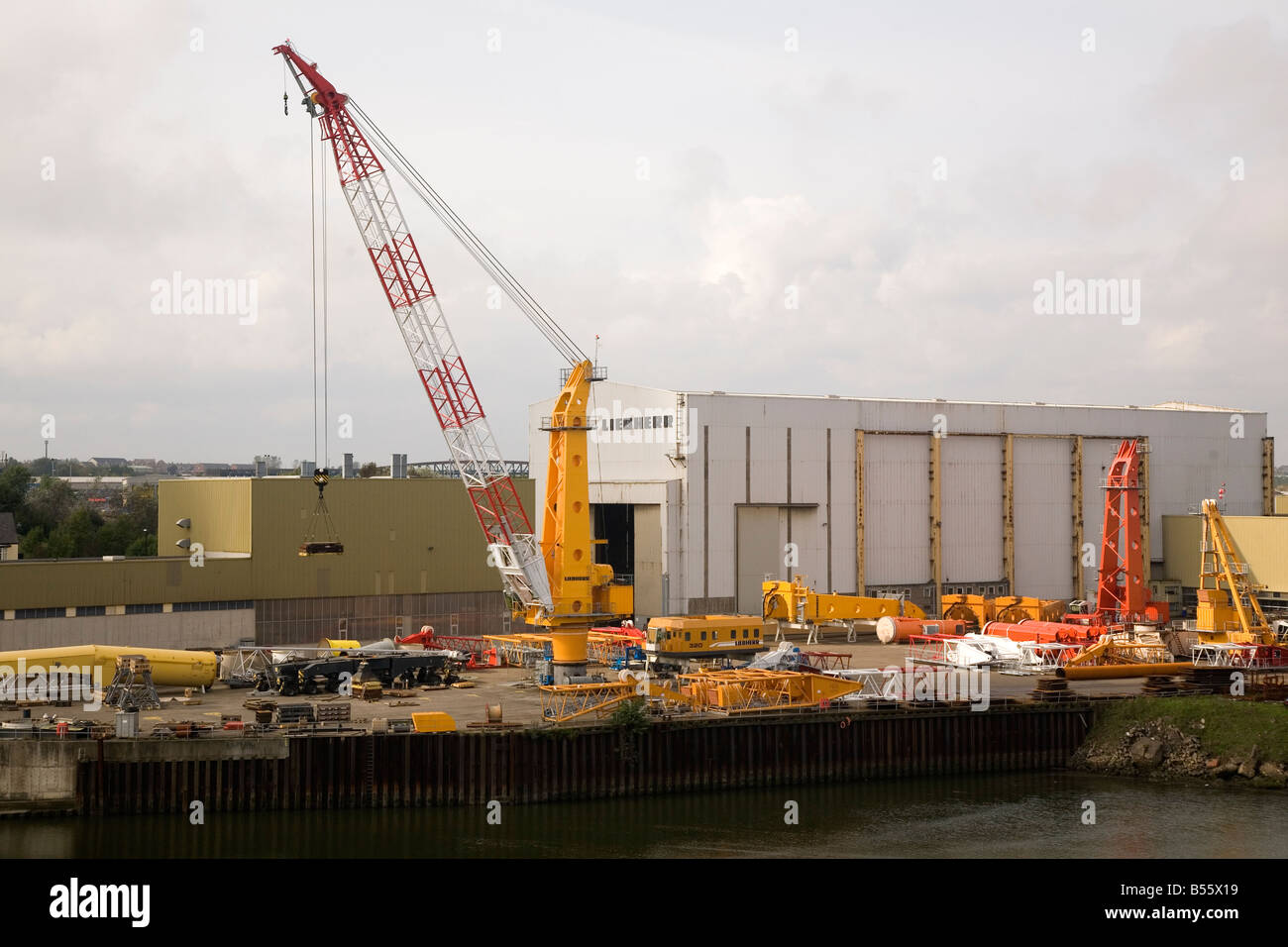 Das Liebherr-Kran-Werk in Sunderland, Wearside. Die Anlage liegt auf einem Grundstück von einer Werft einmal besetzt. Stockfoto