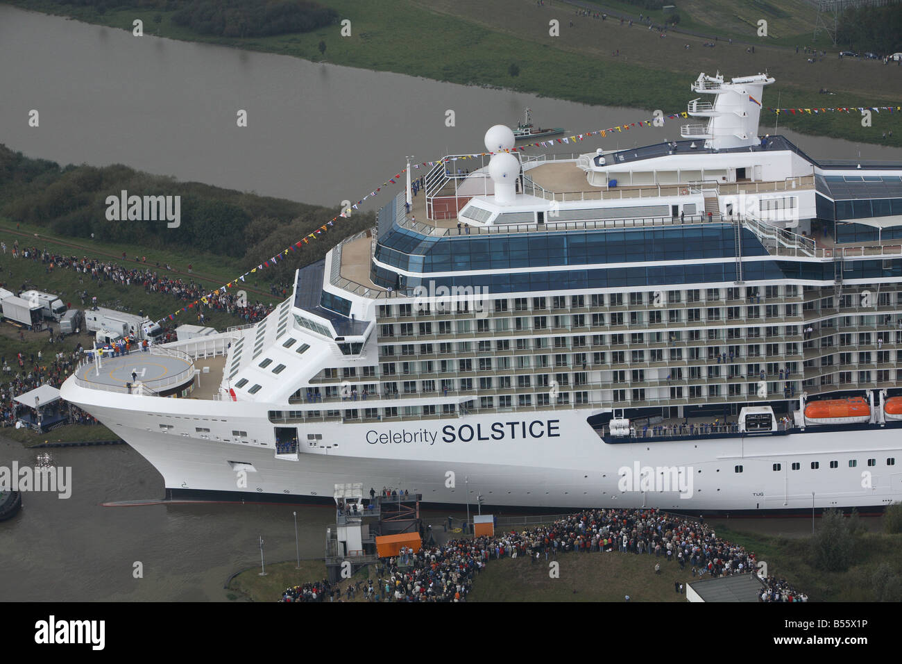 Kreuzfahrtschiff, die Celebrity Solstice bei der Meyer Werft-Werft verschoben wird, wo sie sich auf den Fluss Emms gebaut wurde. Stockfoto