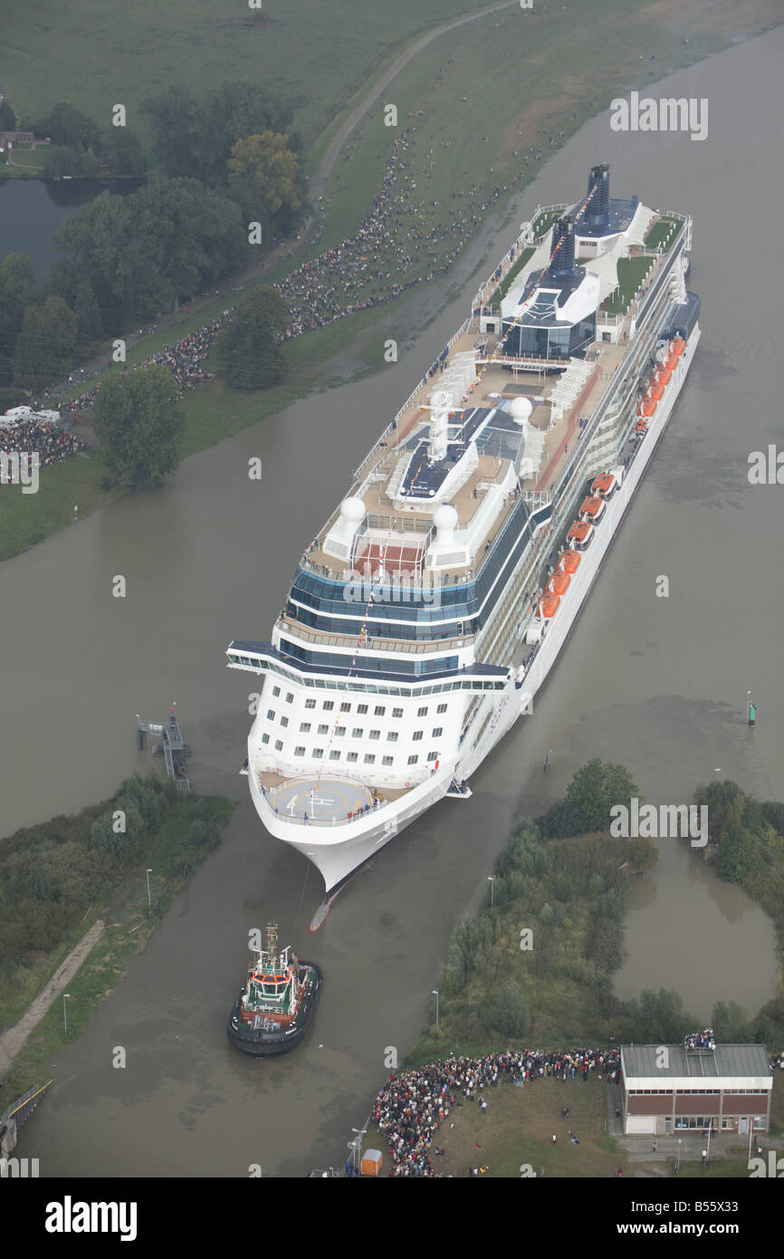 Kreuzfahrtschiff, die Celebrity Solstice bei der Meyer Werft-Werft verschoben wird, wo sie sich auf den Fluss Emms gebaut wurde. Stockfoto