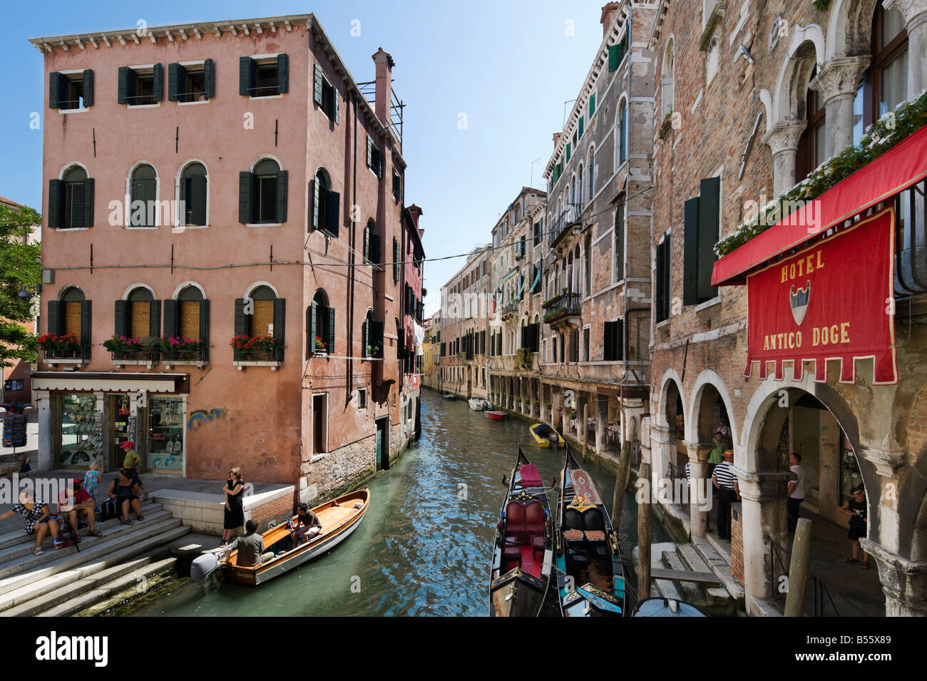 Gondeln außerhalb der Hotel Antico Doge am Kanal in der Nähe von Campo Santi Apostoli, Venedig, Veneto, Italien Stockfoto