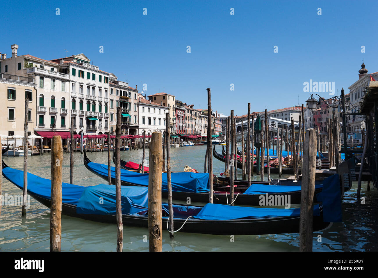 Gondeln auf dem Canale Grande mit der Rialtobrücke in den Hintergrund, San Marco, Venedig, Veneto, Italien Stockfoto