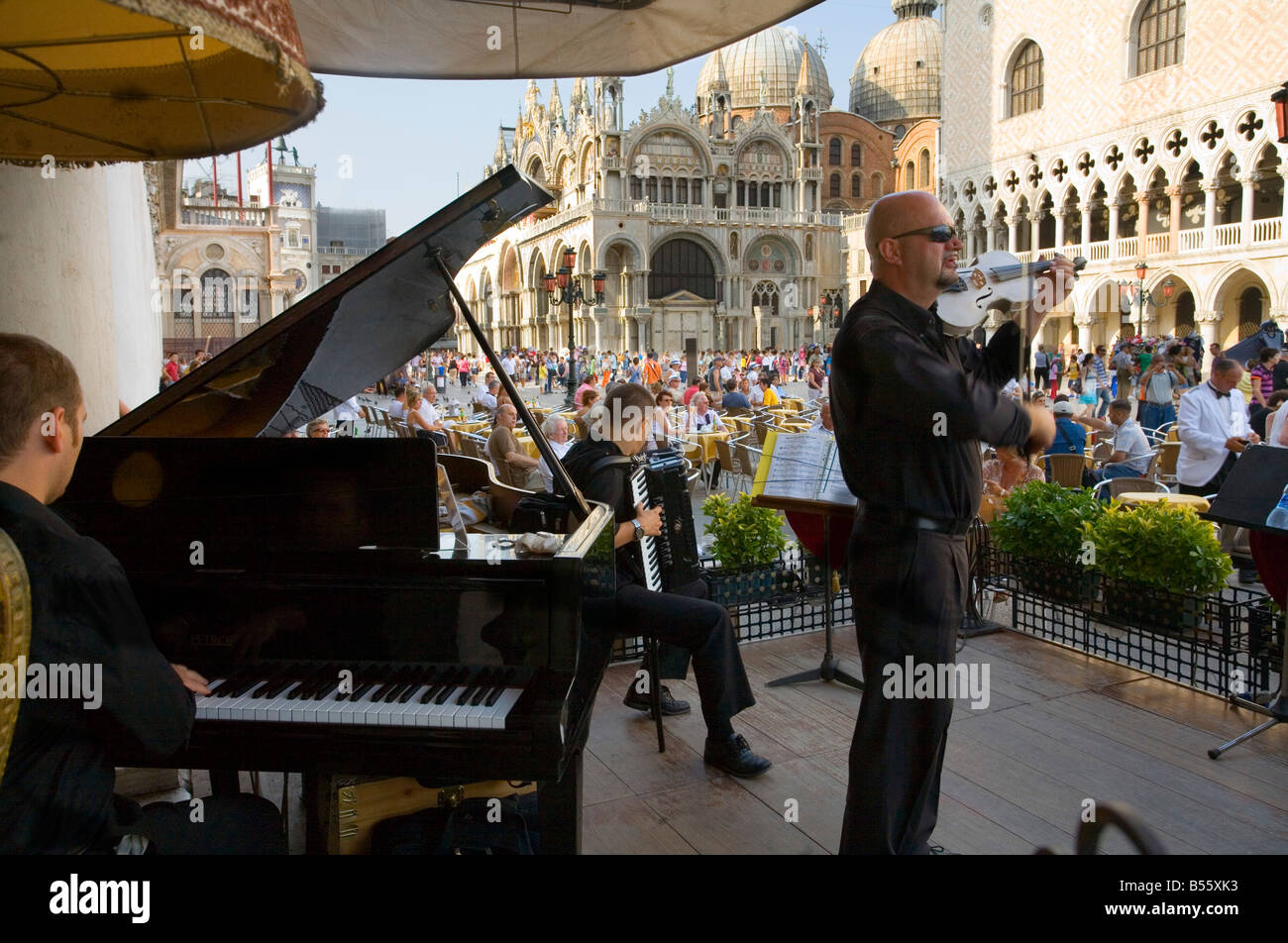 Orchester in San Marks Platz in Venedig Italien Stockfoto