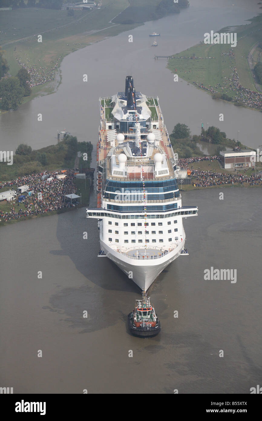 Kreuzfahrtschiff, die Celebrity Solstice bei der Meyer Werft-Werft verschoben wird, wo sie sich auf den Fluss Emms gebaut wurde. Stockfoto