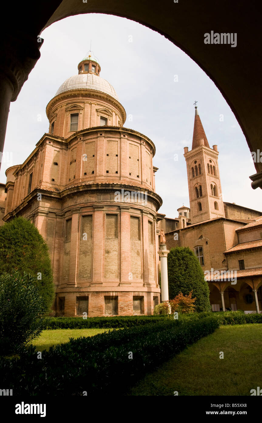 Die alte Basilika des Hl. Dominikus in Bologna Rückansicht vom Kreuzgang Made aus der XIII sec Stockfoto