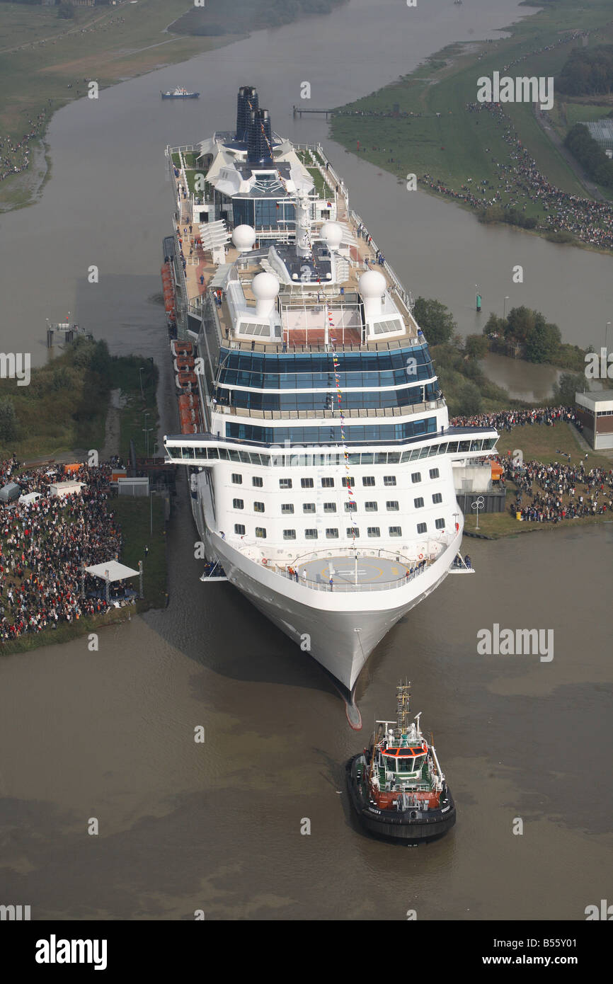 Kreuzfahrtschiff, die Celebrity Solstice bei der Meyer Werft-Werft verschoben wird, wo sie sich auf den Fluss Emms gebaut wurde. Stockfoto