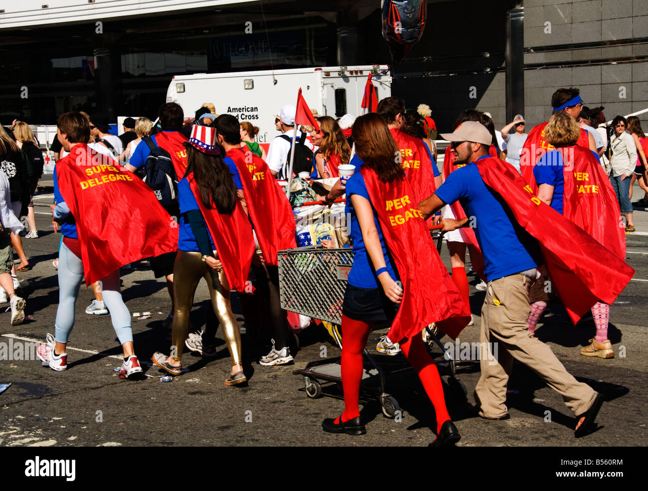 Kalifornien San Francisco Bay Breakers Läufer in Kostümen der Superhelden als Super-Delegierten in 2008 spiegelt die politischen Stockfoto