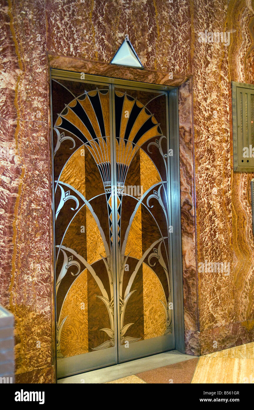 Aufzugstüren in der Art-deco-Lobby des Chrysler Building in New York Stockfoto