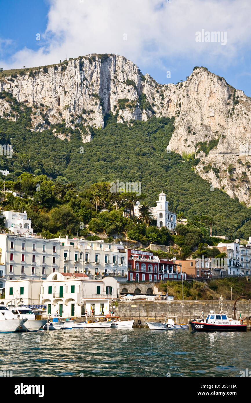 Blick auf Hafen, Gebäude und Berge aus dem Meer, Marina Grande, Capri, Italien Stockfoto