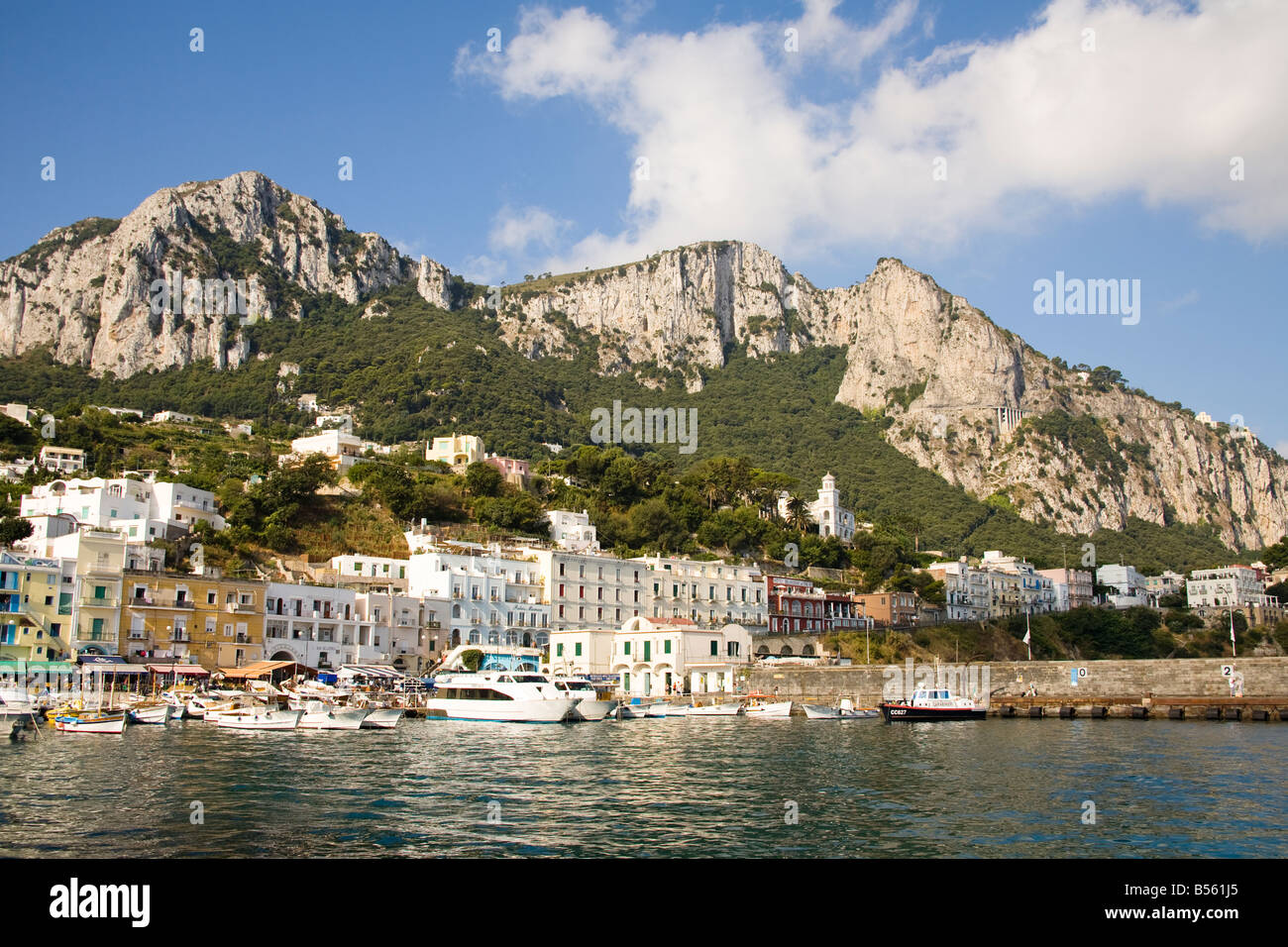 Blick auf Hafen, Gebäude und Berge aus dem Meer, Marina Grande, Capri, Italien Stockfoto