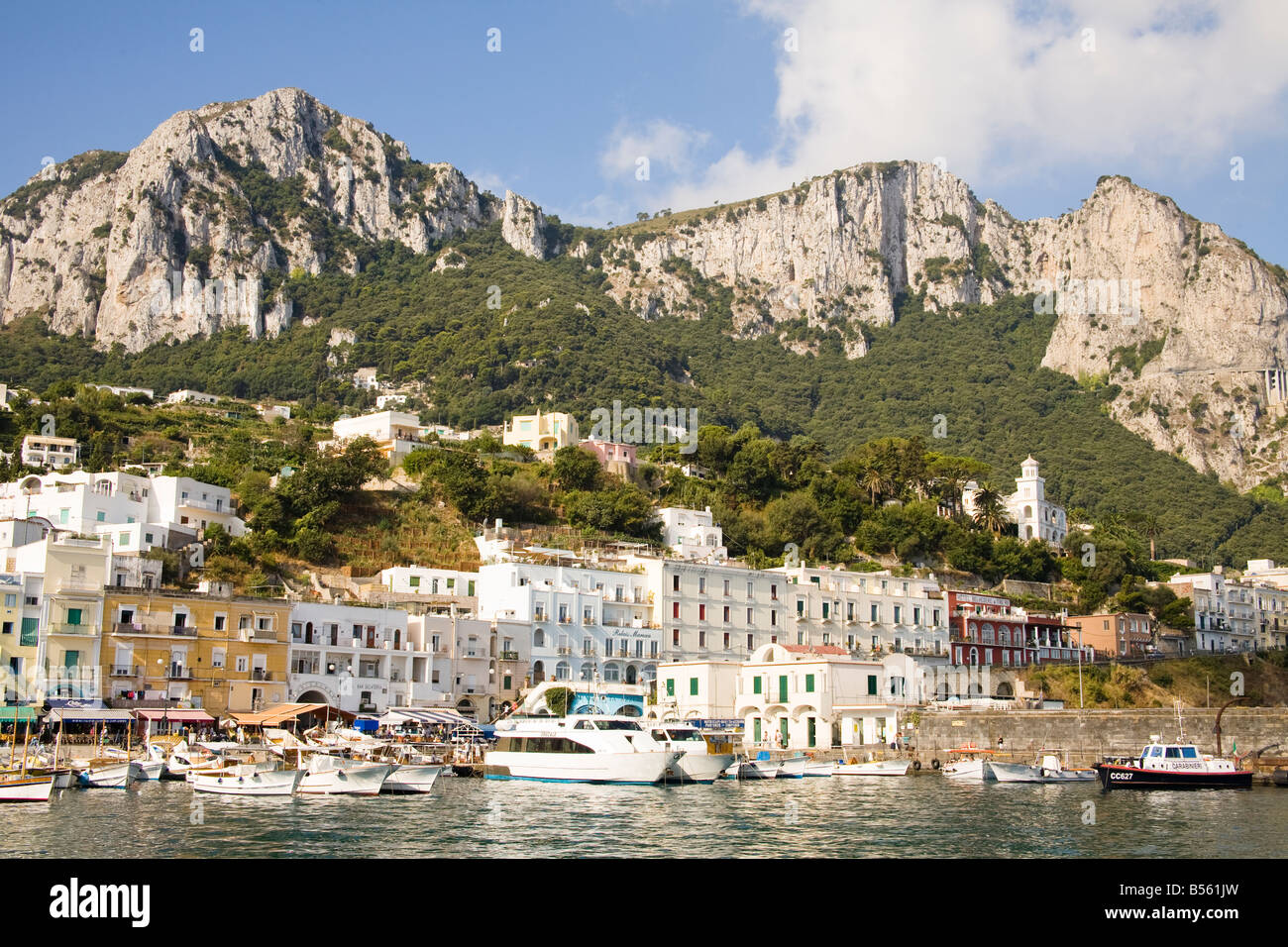 Blick auf Hafen, Gebäude und Berge aus dem Meer, Marina Grande, Capri, Italien Stockfoto