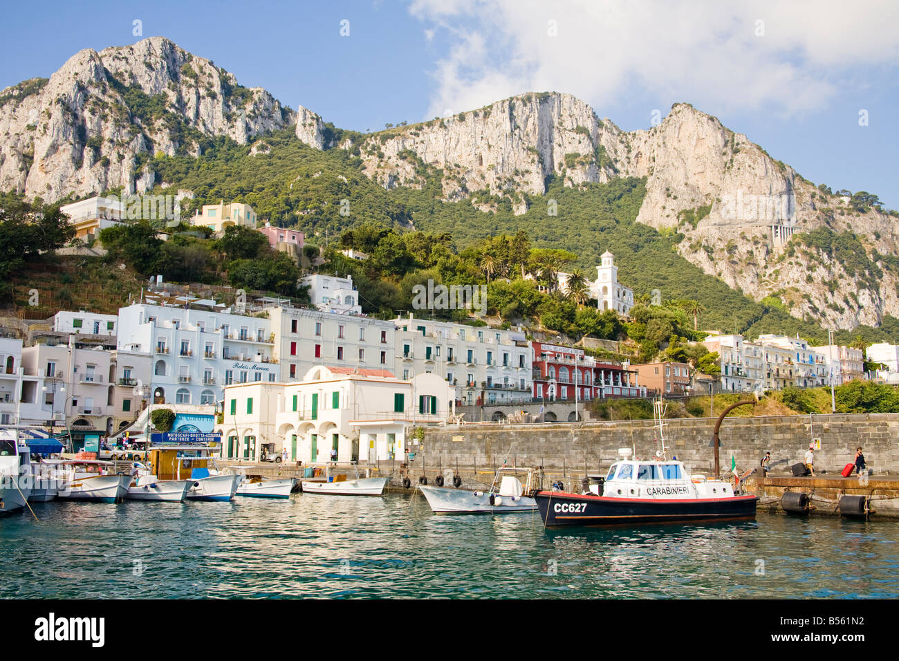 Blick auf Hafen, Gebäude und Berge aus dem Meer, Marina Grande, Capri, Italien Stockfoto